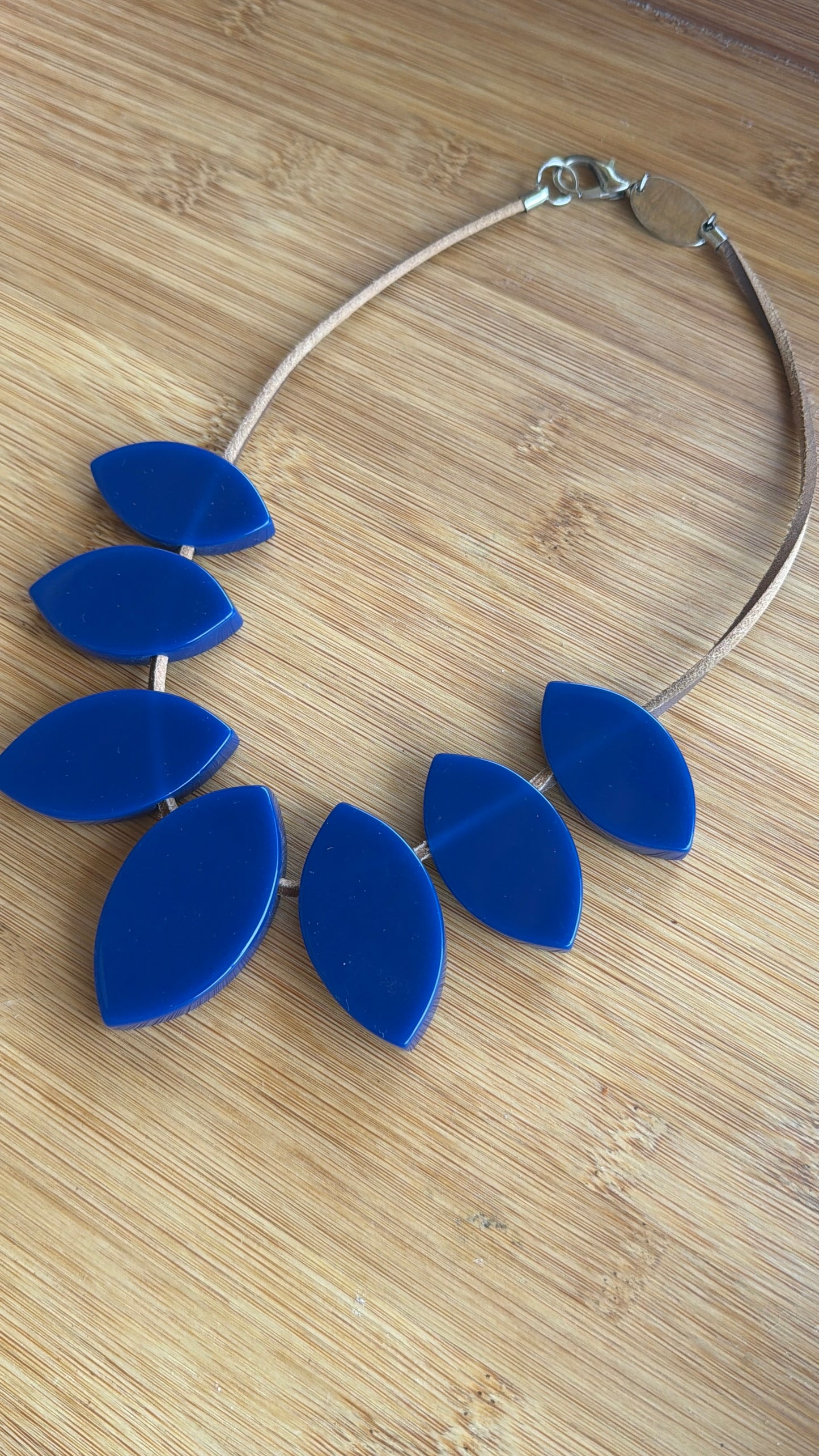 Colar em resina Azul