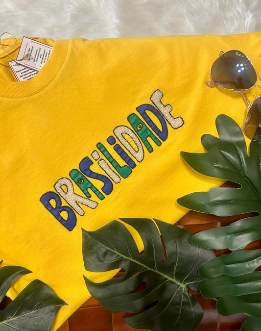 Camiseta Bordada Brasilidade - Amarela - Tamanho XL